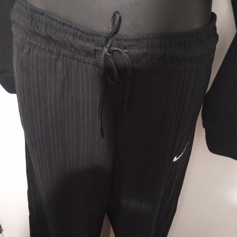 Nike Women's Black Track Pants & Cropped Sweatshirt Set - Picture 11 of 12